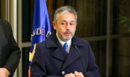 "Chile necesita esperanza, no más muertes": Diputado Durán reparte separadores de libro "Pro Vida" en la Cuenta Pública