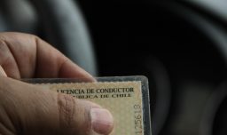 Detienen a funcionarios de la Dirección de Tránsito de Maipú por presunta red de corrupción en entrega de licencias de conducir
