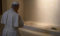 Papa León XIV acude a la tumba de Francisco tras visitar por sorpresa un santuario agustino