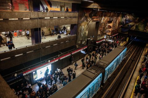 Problemas en Línea 1: Metro restablece servicio tras cierre por falla en Universidad de Chile